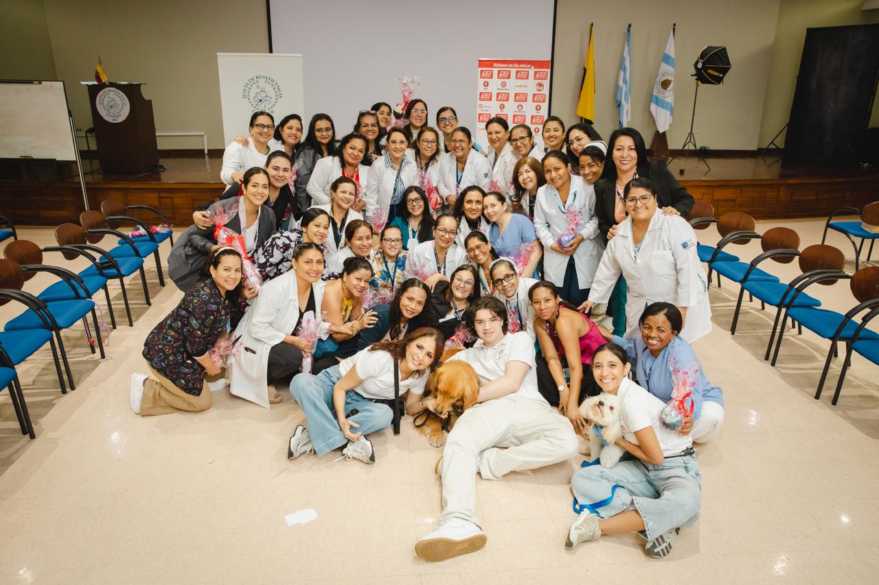 Sonrisas con Cola y Tía Celebran al personal de la salud por el día de la Madre.