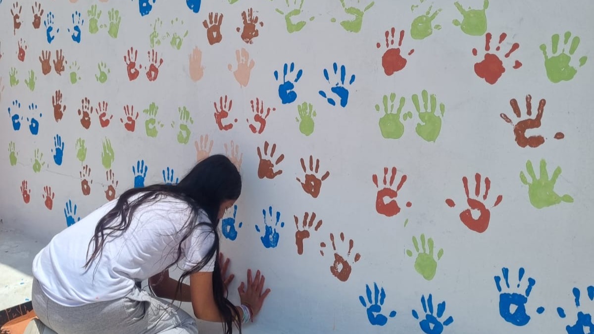 Manitos pintadas-Unión y Apoyo que nos define como comunidad